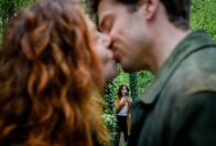 Sturm der Liebe – Fanny (Johanna Graen, l.) und Kilian (Anthony Paul, r.) ahnen nicht, dass Olivia (Soraya Bouabsa, M.) ihren heimlichen Kuss fotografiert.