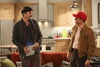Two and a Half Men – Was ist nur mit Walden (Ashton Kutcher, l.) und Alan (Jon Cryer, r.) los?