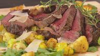 Andi & Alex – Bistecca Fiorentina (Rinderkotelett) mit Ofenkarfiol, Ruccola und Rosmarinerdäpfel.