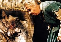 Rotkäppchen – Der Wolf (Werner Dissel, li.) will Rotkäppchens Großmutter (Friedel Nowak, re.) fressen.