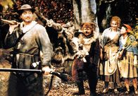 Rotkäppchen – Der Jäger hat den Wolf erlegt! Rotäppchen (Blanche Kommerell, 4.v.li.), Mutter (Helga Baumer, 3.v.li.) und Bär (Ernst-Georg Schwill) sind erleichtert und froh.